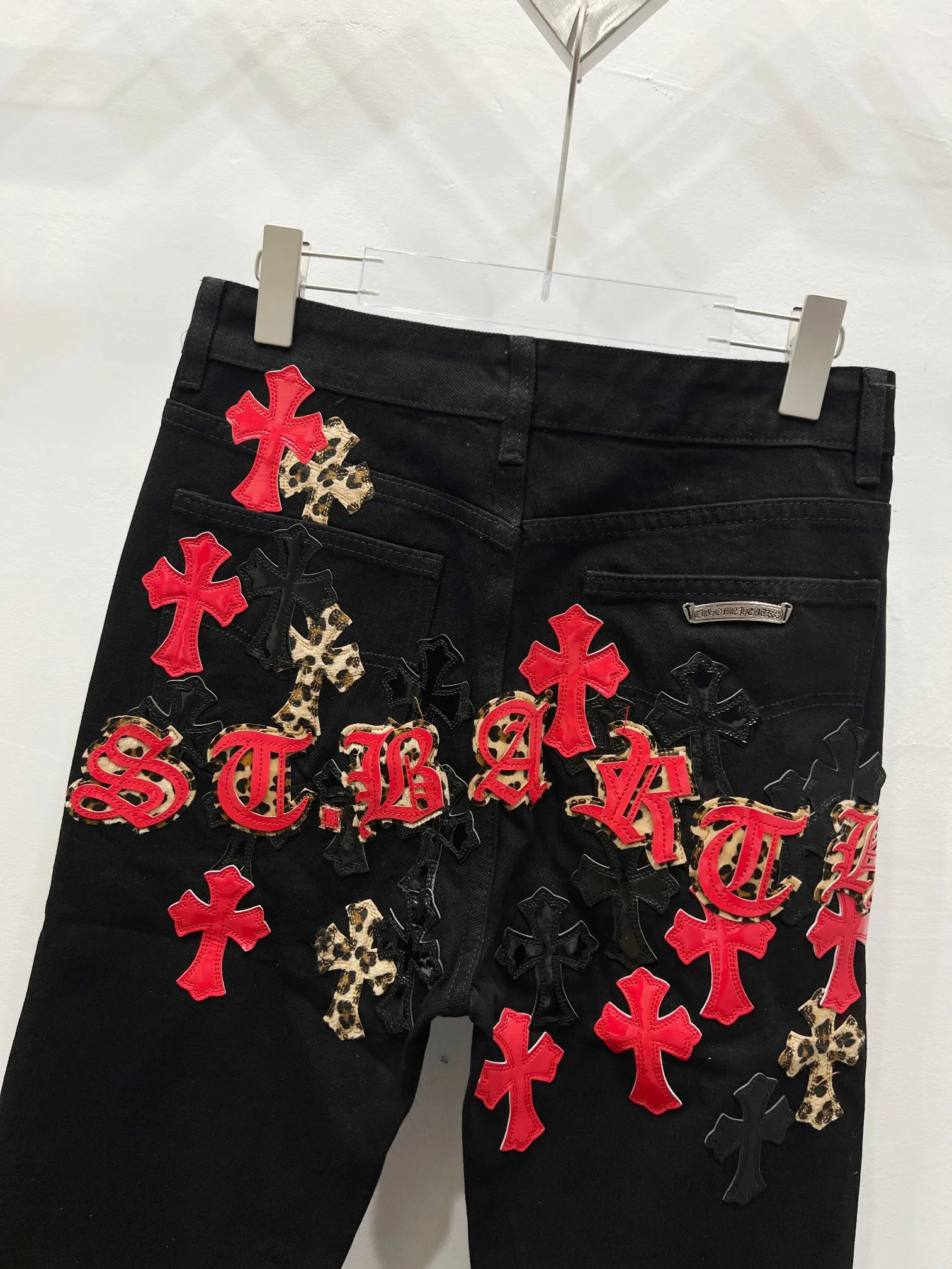 P240 Style Number: (W001) ChromeHearts & ChromeHearts Patent Leather Spliced ​​Red Cross Spliced ​​Leather Straight Jeans Ceiling-Level Jeans Hard to Find at the Counter‼ ️About Zangyin✅This is an extremely luxurious fashion brand that can also be called the aristocracy of the high street. It has always been an exclusive brand for some hipsters or rich second generations. The color of this model is already very eye-catching by using a unique washed material. It is decorated with pink patch cross flowers, which cleverly highlights the charm of the brand. Secondly, this model adopts a classic high-waist cut design, which highlights the long legs and fashionable temperament of the upper body. The brand is highly recognizable and the slim-fitting configuration is more suitable for daily wear. The personality will be fashionable and the specifications can be seen at a glance. Materials and technology ✅ Needless to say, this point goes without saying. As an excellent craftsman brand, Zangyin's requirements for details and craftsmanship are really perfect. The washed color of this model has gone through a lot of processes, not to mention the embellishment of the denim appliqués. It is also purely handmade and sewn. Just like what they believe in, only handmade things have soul and have the meaning of wearing. A top-notch heavy-duty fashionable denim item, recommended by both hands‼ ️ Size: 28, 30, 32, 34, 36 (S-XXL) Color: black